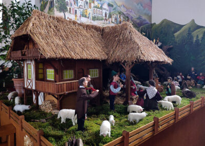 Die runderneuerte Dörlinbacher Kirchenkrippe lädt in diesem Jahr wahrlich zum Staunen ein. Sie vereint kreative Gestaltung, Detailreichtum und tiefgründige Symbolik.