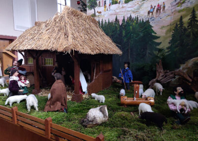 Die runderneuerte Dörlinbacher Kirchenkrippe lädt in diesem Jahr wahrlich zum Staunen ein. Sie vereint kreative Gestaltung, Detailreichtum und tiefgründige Symbolik.
