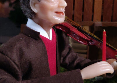 Die runderneuerte Dörlinbacher Kirchenkrippe lädt in diesem Jahr wahrlich zum Staunen ein. Sie vereint kreative Gestaltung, Detailreichtum und tiefgründige Symbolik.