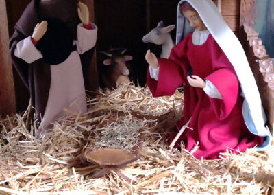 Die runderneuerte Dörlinbacher Kirchenkrippe lädt in diesem Jahr wahrlich zum Staunen ein. Sie vereint kreative Gestaltung, Detailreichtum und tiefgründige Symbolik.