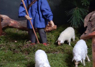 Die runderneuerte Dörlinbacher Kirchenkrippe lädt in diesem Jahr wahrlich zum Staunen ein. Sie vereint kreative Gestaltung, Detailreichtum und tiefgründige Symbolik.