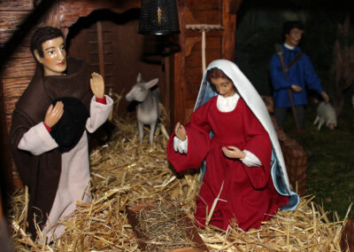 Die Krippe ist noch leer – das neue Jesuskind wird erst am Heiligabend die heilige Familie komplettieren.