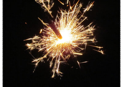 Wunderkerzen sind immer noch beliebt, auch wenn sie nicht unbedingt nachhaltig sind. Auf jeden Fall eine Alternative zu Raketen, die die Nacht leise erhellt.