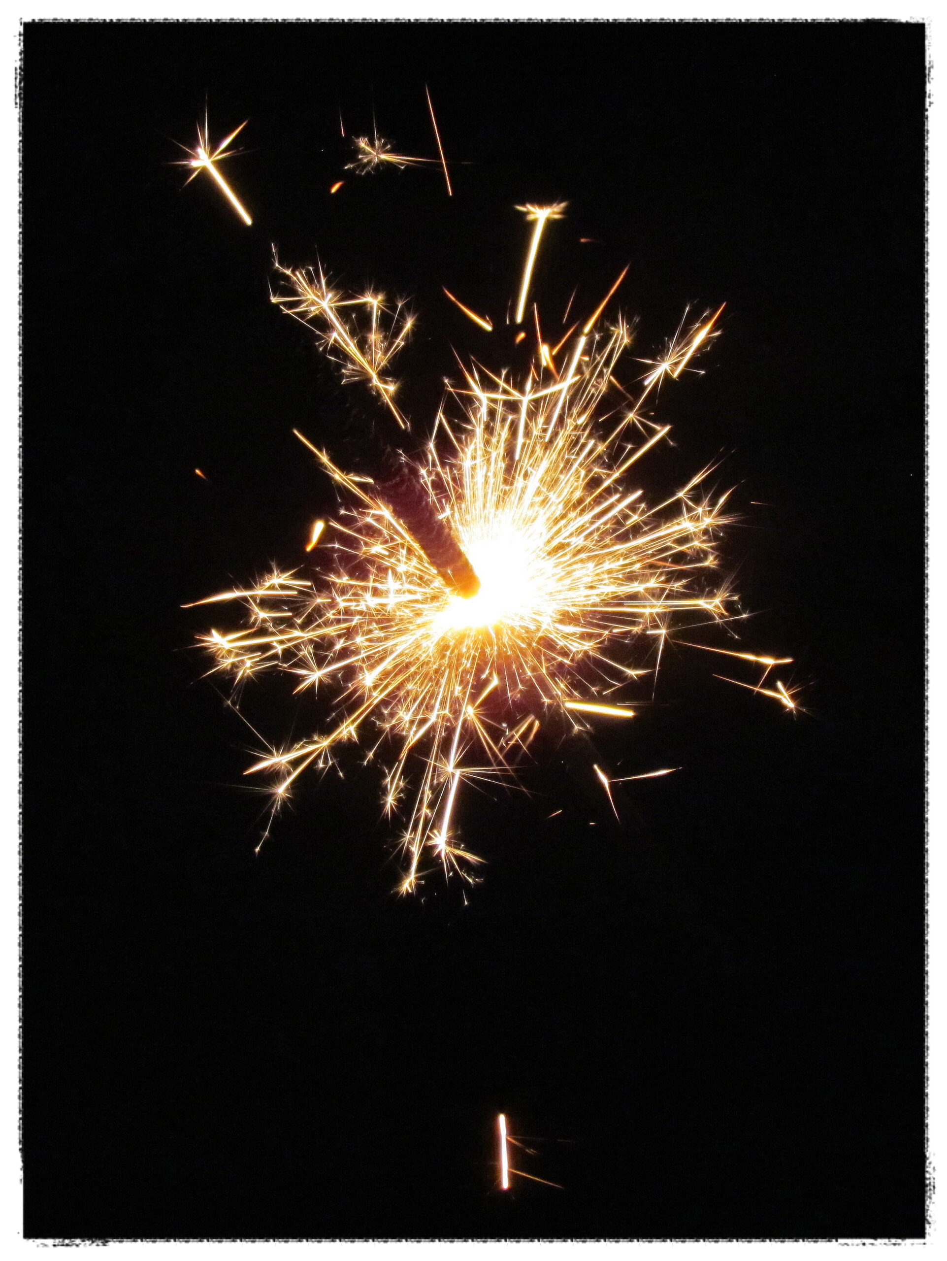 Wunderkerzen sind immer noch beliebt, auch wenn sie nicht unbedingt nachhaltig sind. Auf jeden Fall eine Alternative zu Raketen, die die Nacht leise erhellt.