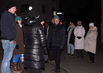 Impressionen vom gemeinsames Ansingen und Anschießen des neuen Jahres in der Dorfmitte zwischen dem ehemaligen „Löwen“ und dem Rathaus.