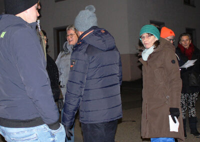 Impressionen vom gemeinsames Ansingen und Anschießen des neuen Jahres in der Dorfmitte zwischen dem ehemaligen „Löwen“ und dem Rathaus.