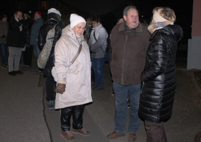 Impressionen vom gemeinsames Ansingen und Anschießen des neuen Jahres in der Dorfmitte zwischen dem ehemaligen „Löwen“ und dem Rathaus.