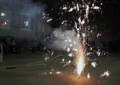Impressionen vom gemeinsames Ansingen und Anschießen des neuen Jahres in der Dorfmitte zwischen dem ehemaligen „Löwen“ und dem Rathaus.
