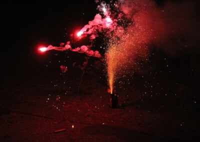 Impressionen vom gemeinsames Ansingen und Anschießen des neuen Jahres in der Dorfmitte zwischen dem ehemaligen „Löwen“ und dem Rathaus.