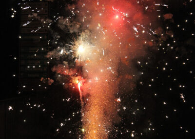 Impressionen vom gemeinsames Ansingen und Anschießen des neuen Jahres in der Dorfmitte zwischen dem ehemaligen „Löwen“ und dem Rathaus.