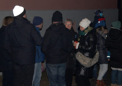 Impressionen vom gemeinsames Ansingen und Anschießen des neuen Jahres in der Dorfmitte zwischen dem ehemaligen „Löwen“ und dem Rathaus.