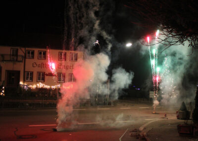 Impressionen vom gemeinsames Ansingen und Anschießen des neuen Jahres in der Dorfmitte zwischen dem ehemaligen „Löwen“ und dem Rathaus.