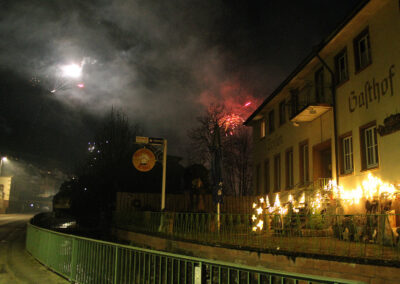 Impressionen vom gemeinsames Ansingen und Anschießen des neuen Jahres in der Dorfmitte zwischen dem ehemaligen „Löwen“ und dem Rathaus.