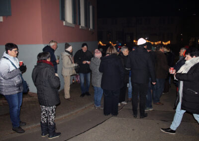Impressionen vom gemeinsames Ansingen und Anschießen des neuen Jahres in der Dorfmitte zwischen dem ehemaligen „Löwen“ und dem Rathaus.