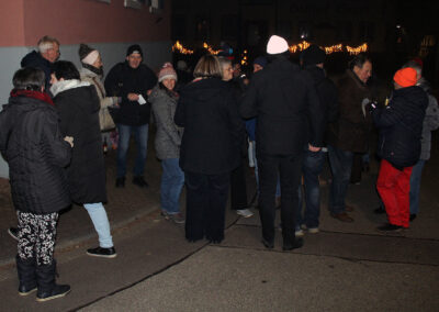 Impressionen vom gemeinsames Ansingen und Anschießen des neuen Jahres in der Dorfmitte zwischen dem ehemaligen „Löwen“ und dem Rathaus.