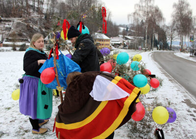 In Dörlinbach wird es nun so richtig närrisch: Los ging es mit dem Dreikönigstreffen von „Berg un Tal“ und dem Narrenbaumstellen.