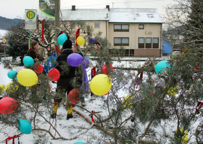 In Dörlinbach wird es nun so richtig närrisch: Los ging es mit dem Dreikönigstreffen von „Berg un Tal“ und dem Narrenbaumstellen.