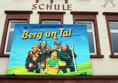 In Dörlinbach wird es nun so richtig närrisch: Los ging es mit dem Dreikönigstreffen von „Berg un Tal“ und dem Narrenbaumstellen.