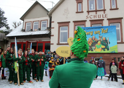In Dörlinbach wird es nun so richtig närrisch: Los ging es mit dem Dreikönigstreffen von „Berg un Tal“ und dem Narrenbaumstellen.
