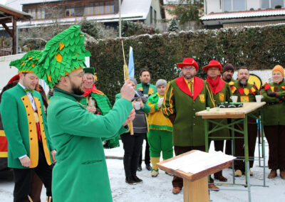 In Dörlinbach wird es nun so richtig närrisch: Los ging es mit dem Dreikönigstreffen von „Berg un Tal“ und dem Narrenbaumstellen.