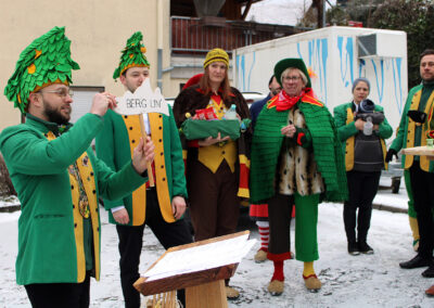 In Dörlinbach wird es nun so richtig närrisch: Los ging es mit dem Dreikönigstreffen von „Berg un Tal“ und dem Narrenbaumstellen.