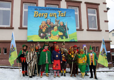 In Dörlinbach wird es nun so richtig närrisch: Los ging es mit dem Dreikönigstreffen von „Berg un Tal“ und dem Narrenbaumstellen.