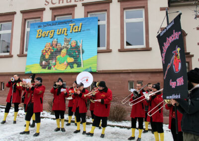 In Dörlinbach wird es nun so richtig närrisch: Los ging es mit dem Dreikönigstreffen von „Berg un Tal“ und dem Narrenbaumstellen.