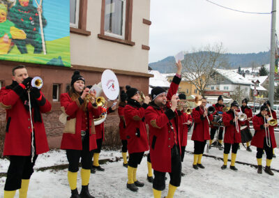 In Dörlinbach wird es nun so richtig närrisch: Los ging es mit dem Dreikönigstreffen von „Berg un Tal“ und dem Narrenbaumstellen.