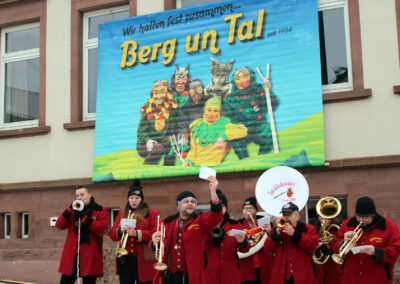 In Dörlinbach wird es nun so richtig närrisch: Los ging es mit dem Dreikönigstreffen von „Berg un Tal“ und dem Narrenbaumstellen.