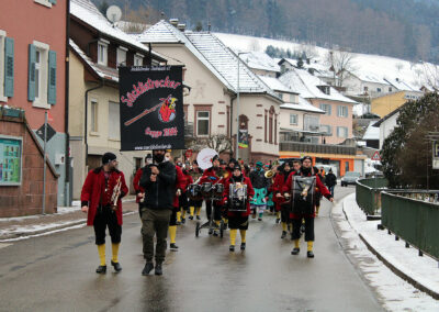 In Dörlinbach wird es nun so richtig närrisch: Los ging es mit dem Dreikönigstreffen von „Berg un Tal“ und dem Narrenbaumstellen.