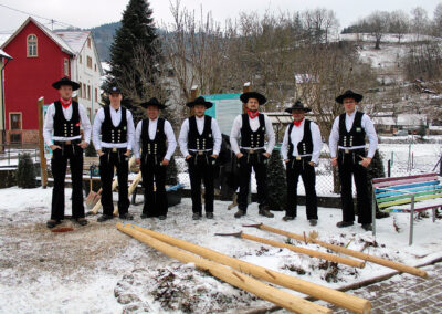 In Dörlinbach wird es nun so richtig närrisch: Los ging es mit dem Dreikönigstreffen von „Berg un Tal“ und dem Narrenbaumstellen.