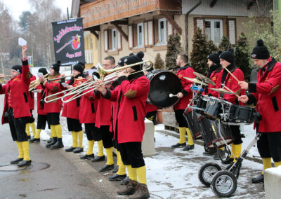 In Dörlinbach wird es nun so richtig närrisch: Los ging es mit dem Dreikönigstreffen von „Berg un Tal“ und dem Narrenbaumstellen.