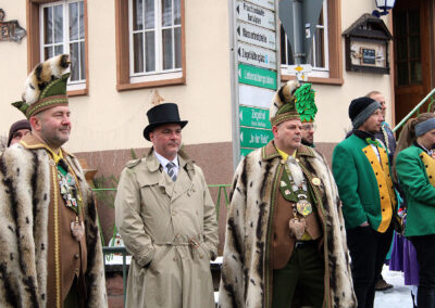 In Dörlinbach wird es nun so richtig närrisch: Los ging es mit dem Dreikönigstreffen von „Berg un Tal“ und dem Narrenbaumstellen.