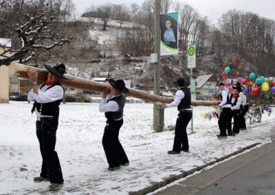 In Dörlinbach wird es nun so richtig närrisch: Los ging es mit dem Dreikönigstreffen von „Berg un Tal“ und dem Narrenbaumstellen.