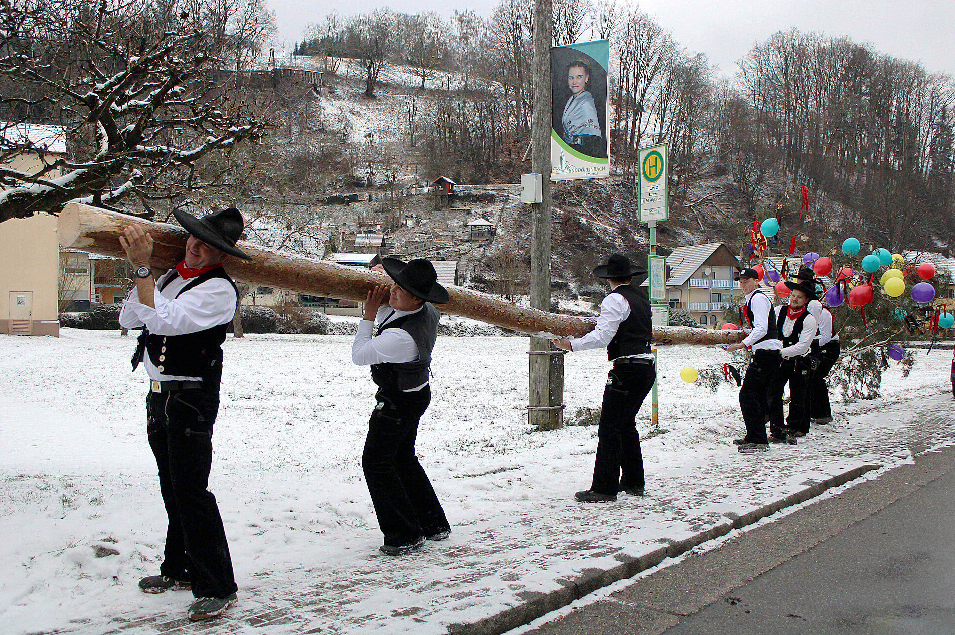 In Dörlinbach wird es nun so richtig närrisch: Los ging es mit dem Dreikönigstreffen von „Berg un Tal“ und dem Narrenbaumstellen.