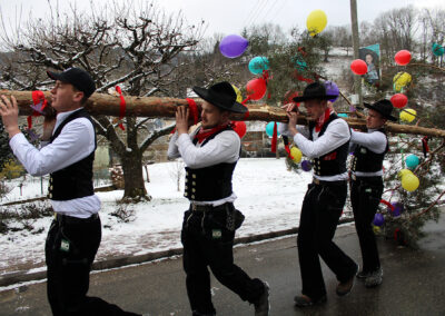 In Dörlinbach wird es nun so richtig närrisch: Los ging es mit dem Dreikönigstreffen von „Berg un Tal“ und dem Narrenbaumstellen.