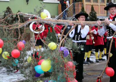 In Dörlinbach wird es nun so richtig närrisch: Los ging es mit dem Dreikönigstreffen von „Berg un Tal“ und dem Narrenbaumstellen.