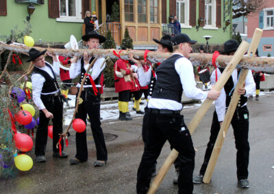 In Dörlinbach wird es nun so richtig närrisch: Los ging es mit dem Dreikönigstreffen von „Berg un Tal“ und dem Narrenbaumstellen.
