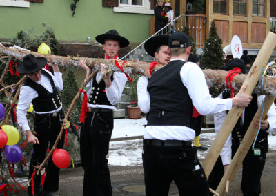 In Dörlinbach wird es nun so richtig närrisch: Los ging es mit dem Dreikönigstreffen von „Berg un Tal“ und dem Narrenbaumstellen.