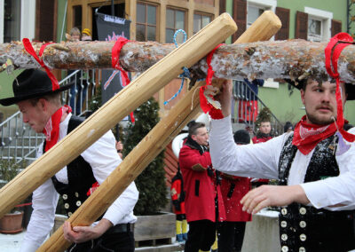 In Dörlinbach wird es nun so richtig närrisch: Los ging es mit dem Dreikönigstreffen von „Berg un Tal“ und dem Narrenbaumstellen.
