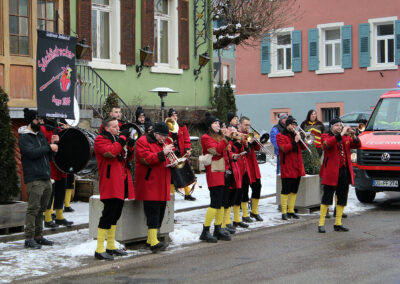 In Dörlinbach wird es nun so richtig närrisch: Los ging es mit dem Dreikönigstreffen von „Berg un Tal“ und dem Narrenbaumstellen.