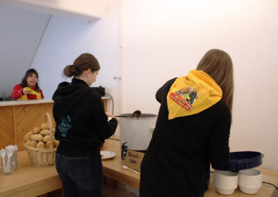 In Dörlinbach wird es nun so richtig närrisch: Los ging es mit dem Dreikönigstreffen von „Berg un Tal“ und dem Narrenbaumstellen.