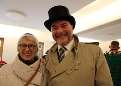 In Dörlinbach wird es nun so richtig närrisch: Los ging es mit dem Dreikönigstreffen von „Berg un Tal“ und dem Narrenbaumstellen.