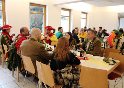 In Dörlinbach wird es nun so richtig närrisch: Los ging es mit dem Dreikönigstreffen von „Berg un Tal“ und dem Narrenbaumstellen.