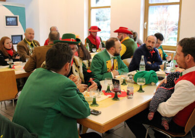 In Dörlinbach wird es nun so richtig närrisch: Los ging es mit dem Dreikönigstreffen von „Berg un Tal“ und dem Narrenbaumstellen.