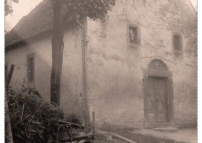 Außenansichten der Kapelle Zur Heiligen Dreifaltigkeit. Aufnahmen sind aus den 1910er-Jahren.