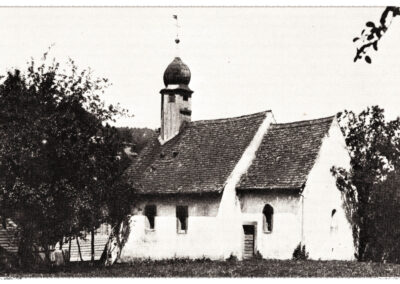Außenansichten der Kapelle Zur Heiligen Dreifaltigkeit. Aufnahmen sind aus den 1910er-Jahren.