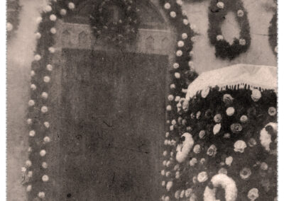 Außenansichten der Kapelle Zur Heiligen Dreifaltigkeit. Aufnahmen sind aus den 1910er-Jahren.