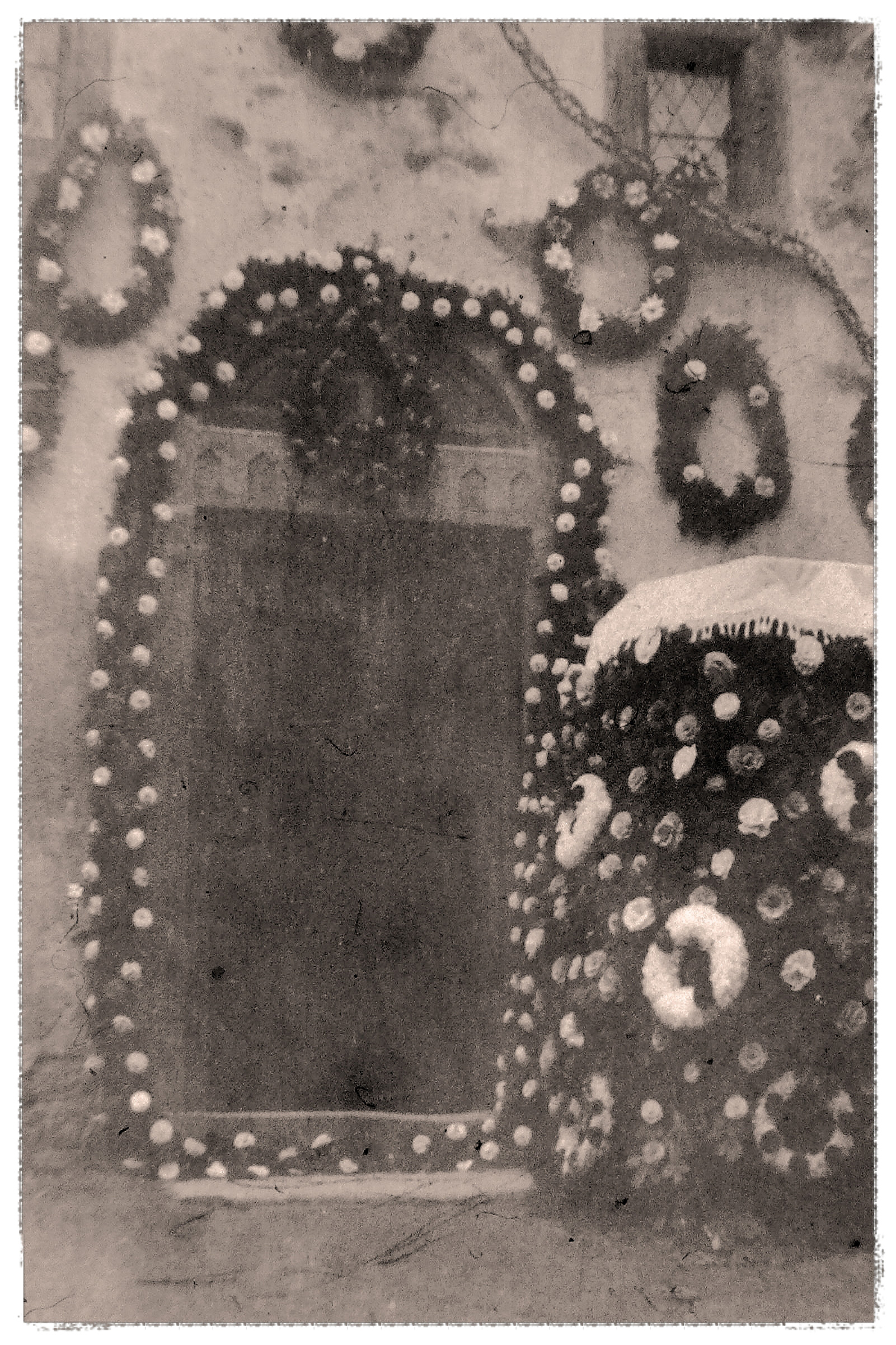 Außenansichten der Kapelle Zur Heiligen Dreifaltigkeit. Aufnahmen sind aus den 1910er-Jahren.