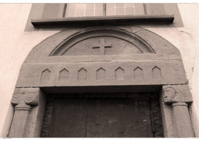 Noch heute sind Überbleibsel der Kapelle am Südportal der Pfarrkirche St. Johannes sichtbar.